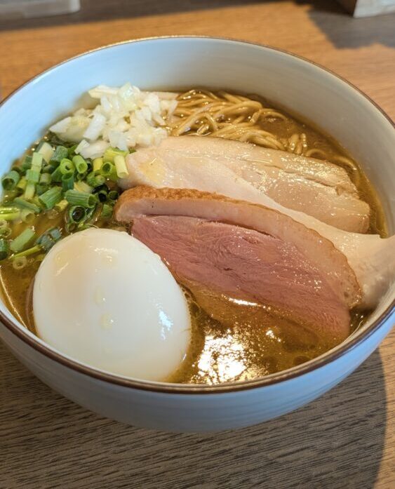 麺とともに岡崎店の濃厚鶏白湯ラーメン