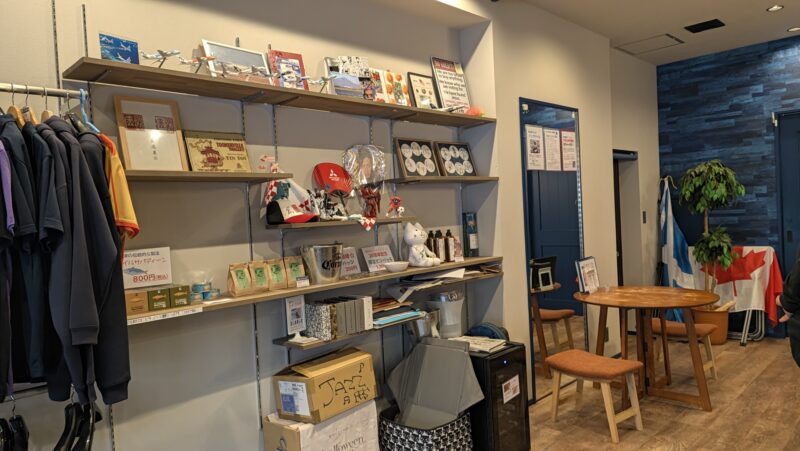 アメリカ東海岸風の内装が特徴の厳選屋の店内